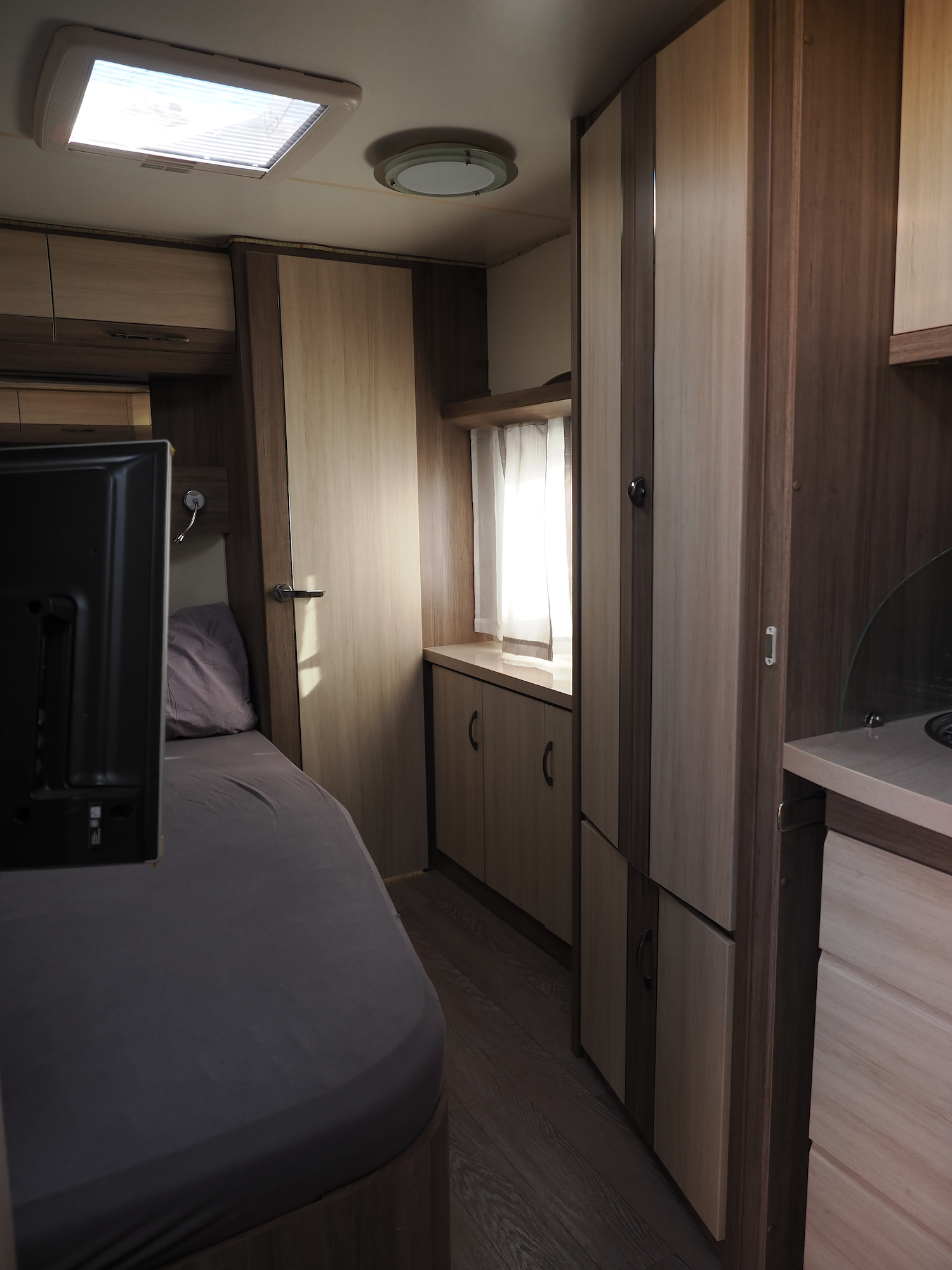 קרוואן מפואר ל4 4 caravan bed & tv