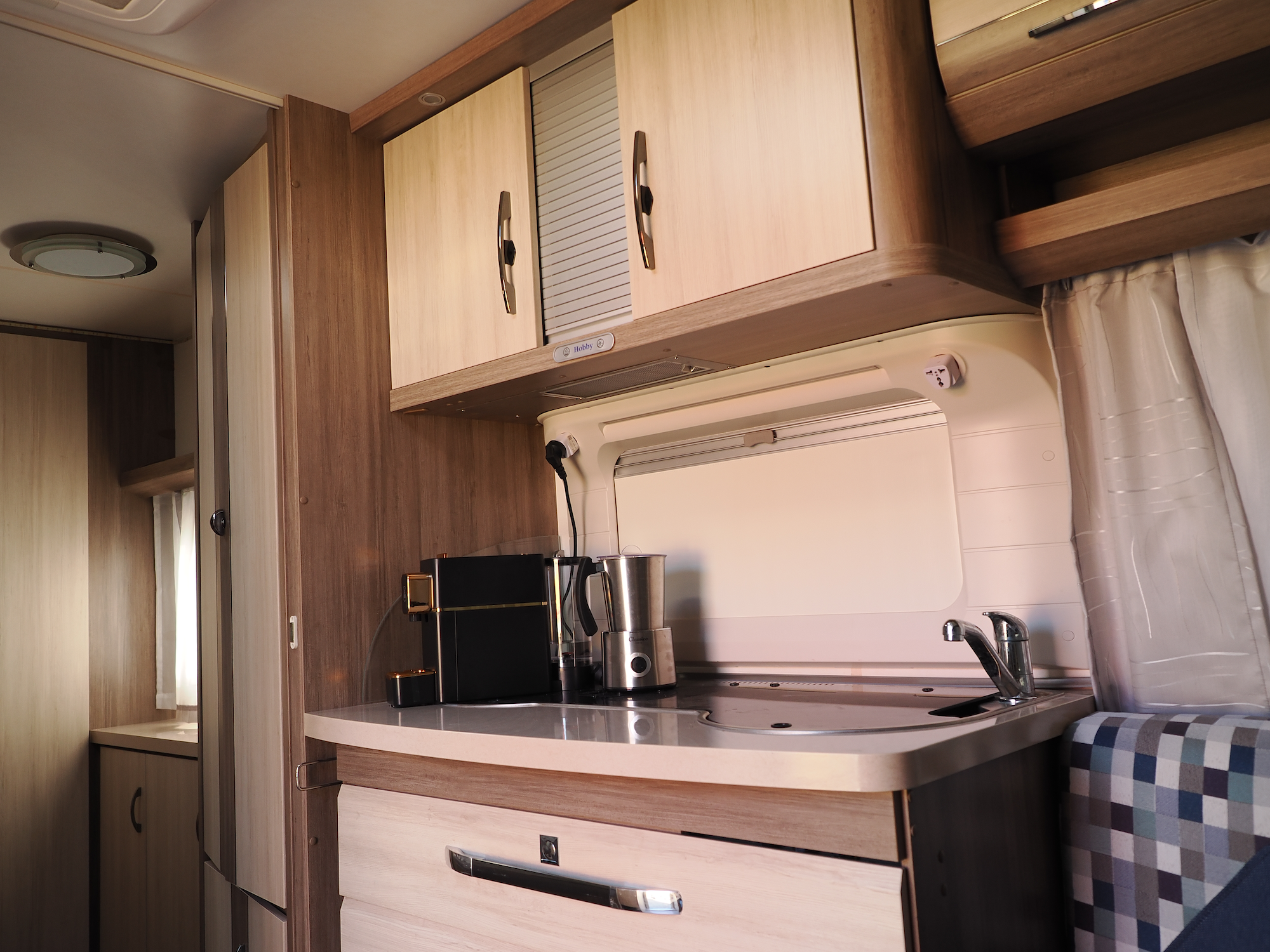 קרוואן מפואר ל4 3 fully equipped caravan kitchen