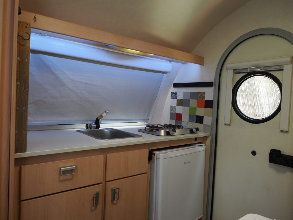 TearDrop- קרוואן דמעה 2 teardrop caravan kitchen